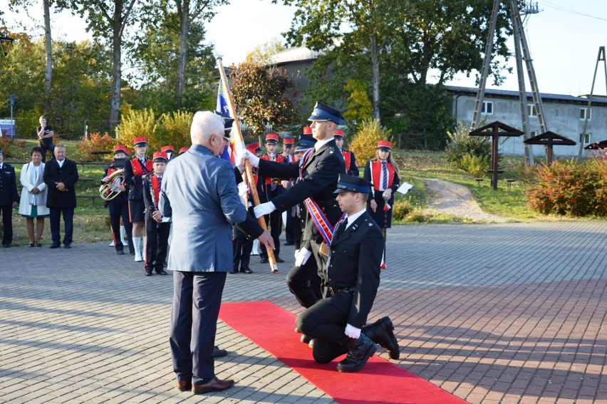 Strażacy z Czarnej Dabrówki ochotnicy mają swój sztandar