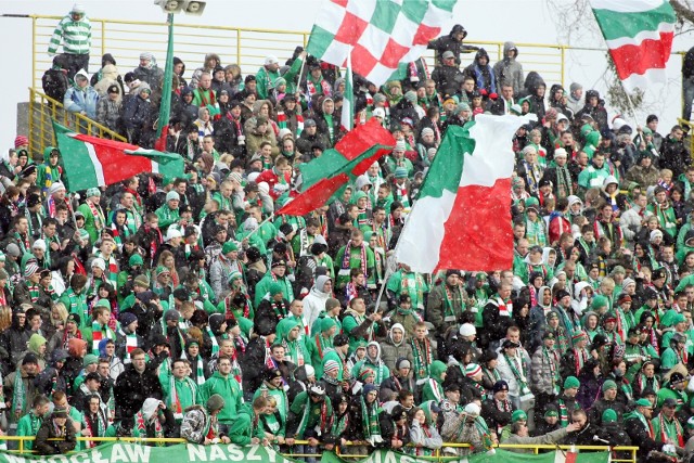 06.03.2010 wroclaw mecz o mistrzostwo ekstraklasy 19 kolejka stadion oporowska wks slask wroclaw - jagielonia bialystok 1 : 2 . pilka nozna pilkarz sport n/z kibice slaska janusz wojtowicz / polskapresse gazeta wroclawska