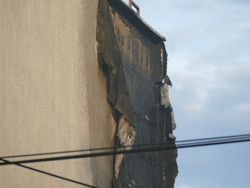 Pożar domu przy ulicy Sianowskiej na osiedlu Rokosowo w Koszalinie. Straty są bardzo duże [NOWE FAKTY, ZDJĘCIA]