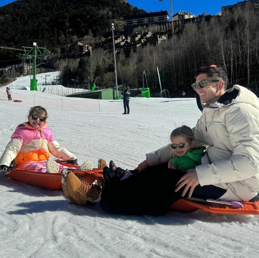 Rodzina Lewandowskich na nartach w Andorze.
