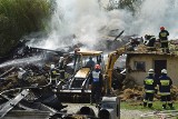Groźny pożar pod Tarnowem. Spłonęła stodoła, strażacy walczyli o ocalenie domu [ZDJĘCIA]