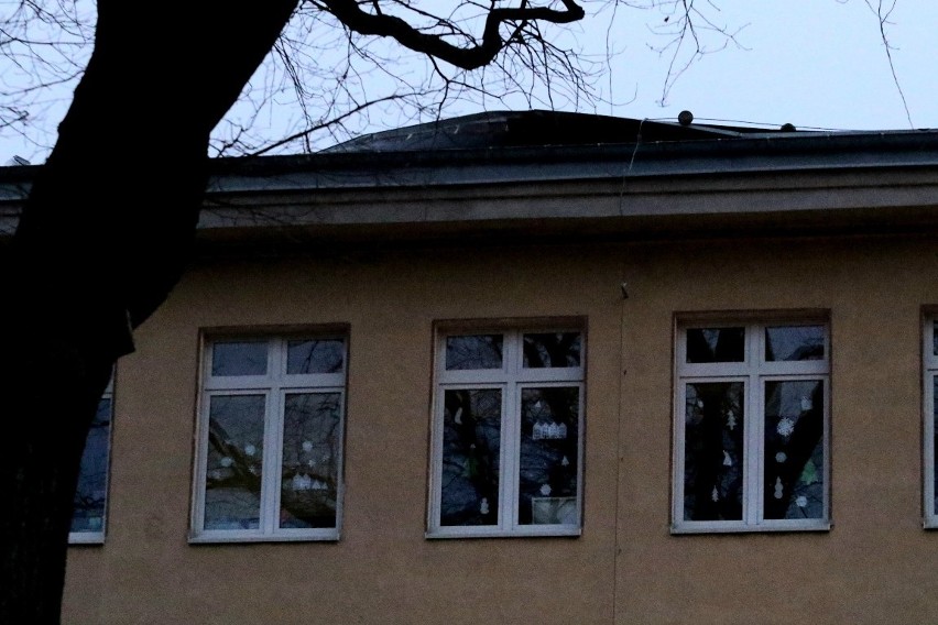 Wiatr zerwał dach szkoły przy ul. Chopina we Wrocławiu...
