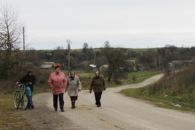 Polscy mieszkańcy Sąsiadowic na drodze w centrum wsi