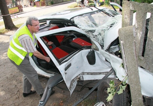 Po uderzeniu w policyjnego forda renault przejechał jeszcze około 50 m. i zatrzymał się na cmentarnym murze. Jak zaznacza szef OSP Michał Kowalewski, strażacy musieli wyciąć drzwi, żeby wyciągnąć rannego kierowcę i pasażerów.