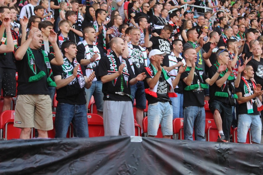 Kibice GKS Tychy dopingują swoich piłkarzy. Stadion jest...