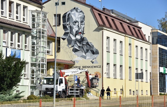 - Mural pojawił się na ścianie Zespołu Szkół Technicznych i Ogólnokształcących im. Stanisława Staszica z Oddziałami Integracyjnymi, właśnie przy ul. H. Sienkiewicza - mówi Anna Kowalska z Biura Komunikacji Społecznej Urzędu Miejskiego w Białymstoku. - Została tam wymalowana wielkoformatowa podobizna pisarza.