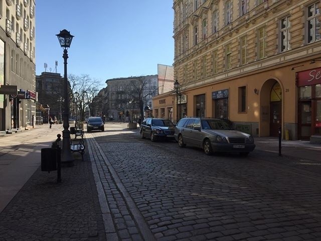 Samochody parkują na Deptaku Bogusława. Bo można [ZDJĘCIA] 
