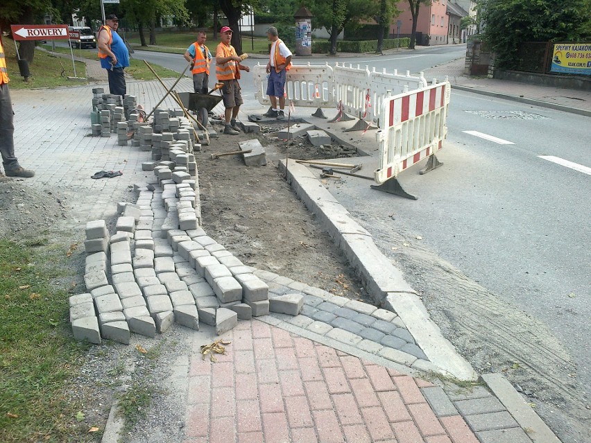 Po nawałnicy drogowcy musieli w wielu miejscach uzupełniać...