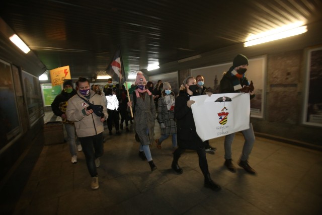 Strajk Kobiet w Dąbrowie Górniczej przeciwko zaostrzeniu prawa aborcyjnego.Zobacz kolejne zdjęcia. Przesuwaj zdjęcia w prawo - naciśnij strzałkę lub przycisk NASTĘPNE