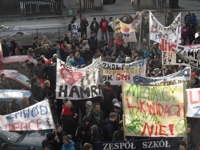 Protest przeciwko likwidacji szkół w Żywcu i Węgierskiej...