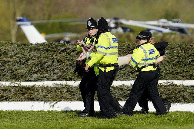 Liverpoolska policja musiała usuwać protestujących z terenu toru, aby sobotnie wyścigi mogły dojść do skutku