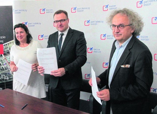 Umowę o współpracy podpisali w czerwcu, od lewej: Dorota Sidorko, prezes lotniska; Radosław Witkowski, prezydent Radomia i Andrzej Mochoń, prezes Targów Kielce.