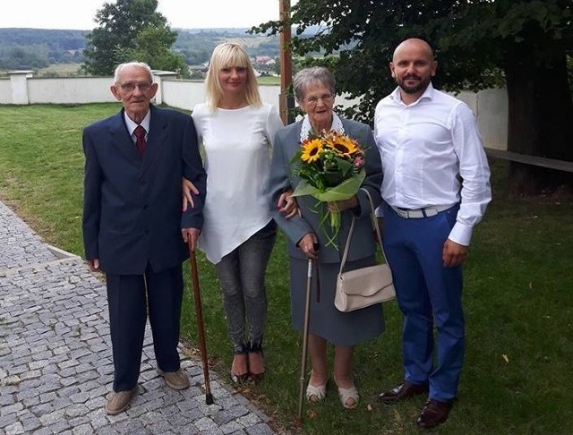 Na zdjęciu Dorota Łukomska z dziadkami oraz swoim narzeczonym Mariuszem Goskiem, który jest dyrektorem biura poselsko-senatorskiego Zbigniewa Ziobro oraz Jacka Włosowicza w Kielcach.