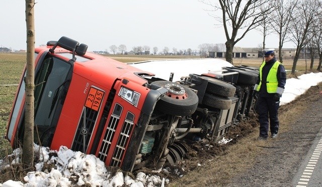 Cysterna przewożącą około 15 tysięcy litrów gazu wpadła do...