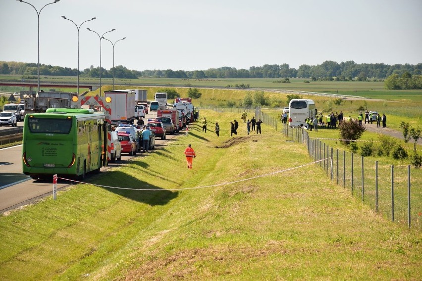 Autokar wypadł z drogi na trasie S3 na styku powiatów...