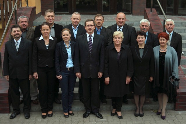 Dariusz Witczak i jego kandydaci do rady miejskiej Kruszwic.