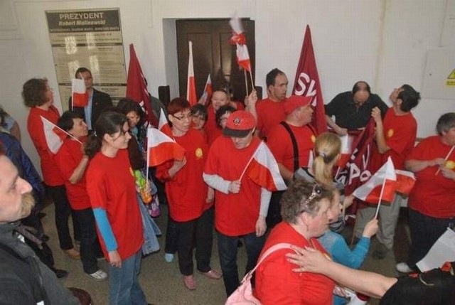 Niepełnosprawni z WTZ w Mniszku protestowali pod koniec kwietnia m.in. pod gabinetem wiceprezydenta Grudziądza - Przemysława Ślusarskiego