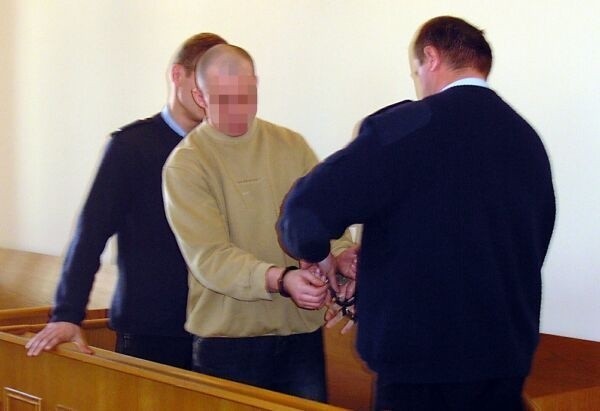 Marcin K. nie chciał wysłuchać uzasadnienia wyroku i szybko podał ręce konwojentom, aby skuli je kajdankami.