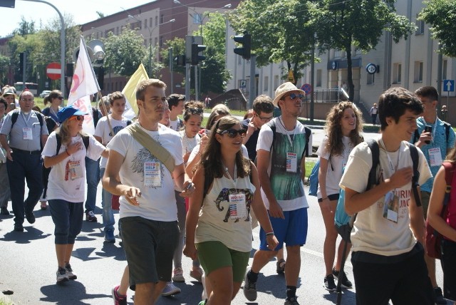 Goście z Włoch i Czech po mszy św. przeszli ulicami miasta do parku Zielona