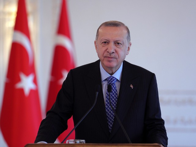 Prezydent Turcji Recep Tayyip Erdogan ostrzega, że Ankara może zawiesić zgodę na akcesję do NATO Finlandii i Szwecji.
