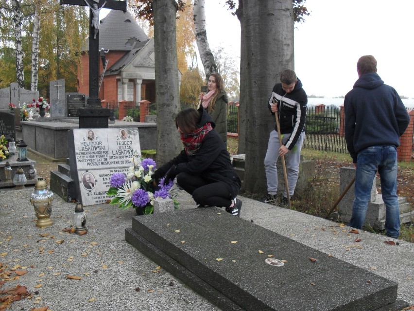 Nieszawska młodzież wzięła się za porządki na cmentarzu