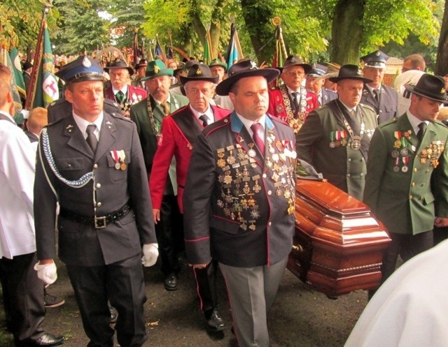 Pogrzeb księdza Henryka Marczewskiego: Tłumy pożegnały kapelana Kurkowych Bractw Strzeleckich