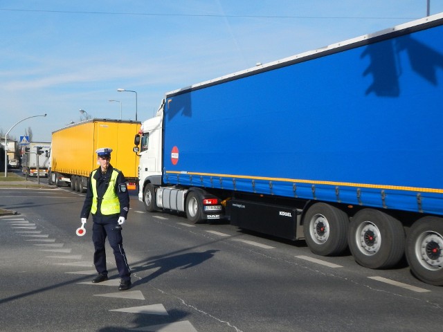 Na autostradach i drogach szybkiego ruchu może być wprowadzony zakaz wyprzedzania przez ciężarówki. Przewoźnicy nie chcą takiego ograniczenia, bo - jak twierdzą - niczemu nie służy