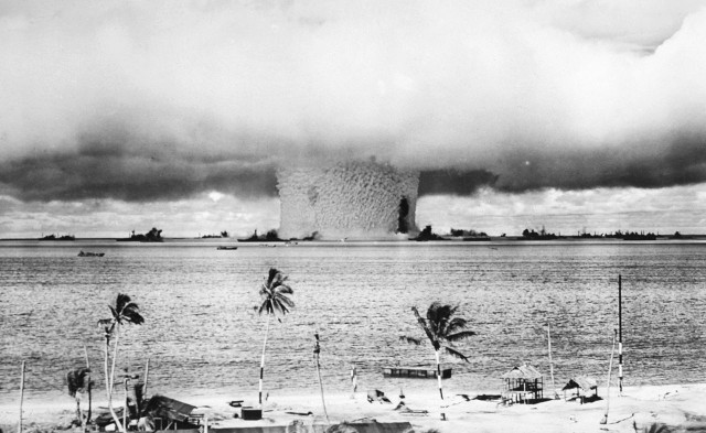 To nieodpowiedzialne, by mocarstwo jądrowe mówiło w ten sposób. Ale to nie jest nietypowe dla tego, w jaki sposób on mówił i bierzemy to na poważnie - powiedział Kirby. Na zdjęciu: eksplozja "Baker" na atolu Bikini w Mikronezji, 25 lipca 1946 r. Część operacji Crossroads - próby nuklearne armii amerykańskiej.