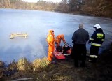 W Kaliszu Pomorskim strażacy ratowali wędkarza [film]