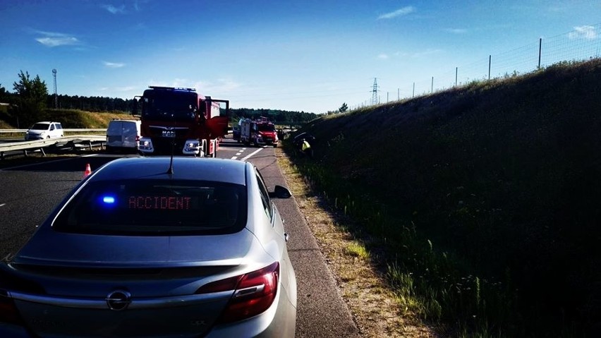 Wypadek na S8 w rejonie węzła Turzyn, 2.08.2020. W zderzeniu brały udział dwa samochody osobowe i przyczepa kempingowa