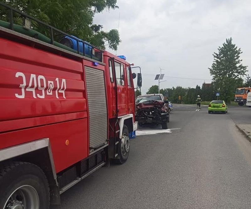 Zderzenie samochodów w Gronowie. Dwie osoby trafiły do szpitala