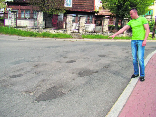 Grzegorz Szela (w zielonym podkoszulku) uważa, że droga wymaga remontu. Doraźne łatanie dziur nic nie daje. Burmistrz Reśko uspokaja: - Przebudujemy tę ulicę, ale jeszcze nie teraz.