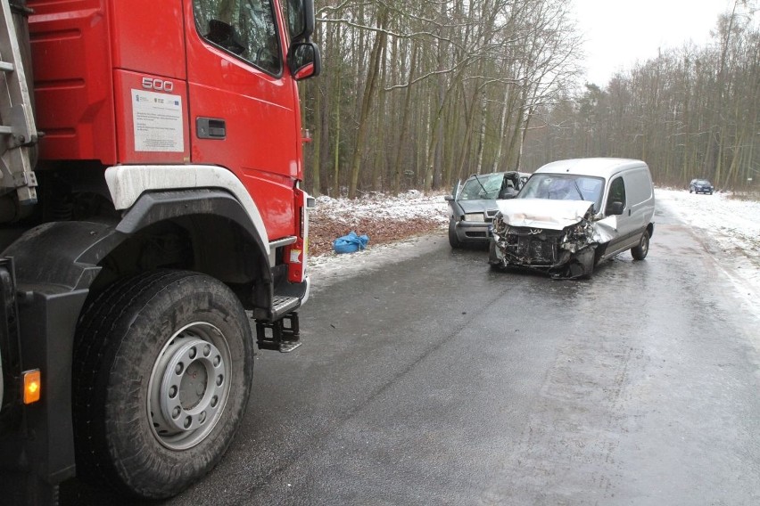 Wypadek na drodze Łozina - Bąków. Nie żyje młoda kobieta, ranne 3 osoby, wśród nich roczne dziecko