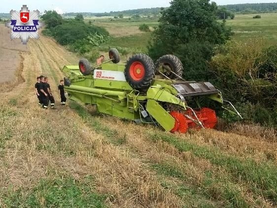 Wypadek nietrzeźwego kombajnisty w gm. Krasnystaw. Maszyna wywróciła się na polu