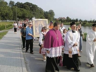 W sobotnie popołudnie do kościoła w Niegowici zmierzali wierni ze wszystkich wiosek parafii. Na czele procesji księża Jarosław Cielecki i Paweł Sukiennik Fot. Barbara Rotter-Stankiewicz