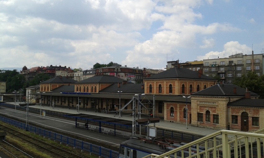 Dworzec na stacji Bielsko-Biała Główna przez wielu jest...