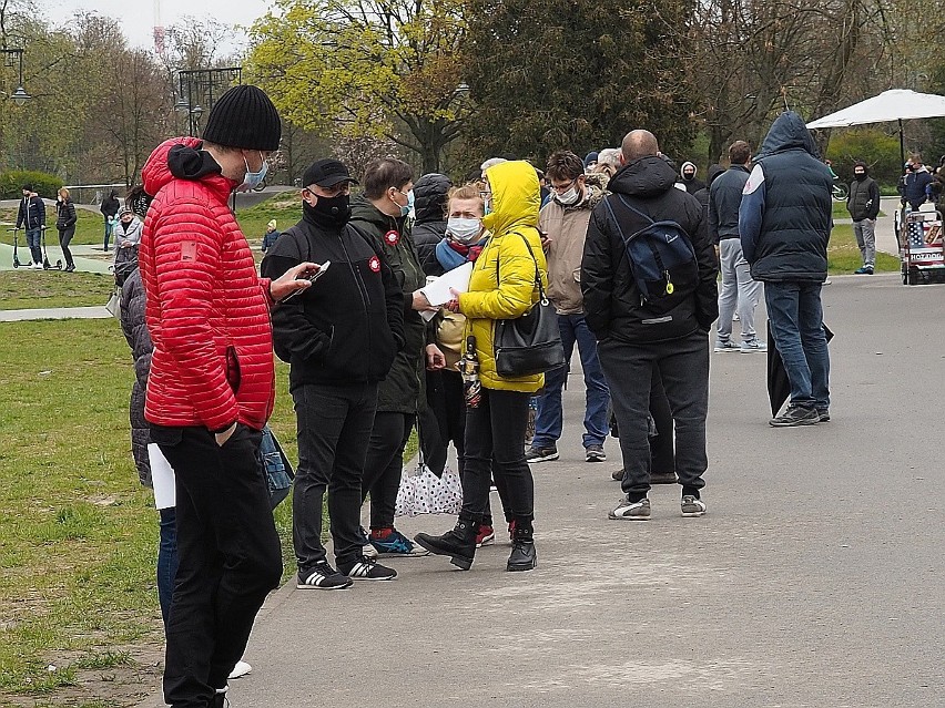 Padł rekord szczepień w mobilnym punkcie WSRM w łódzkim parku na Zdrowiu. Szczepili ok. 600 osób dziennie. Najmłodszy pacjent miał 34 lata.