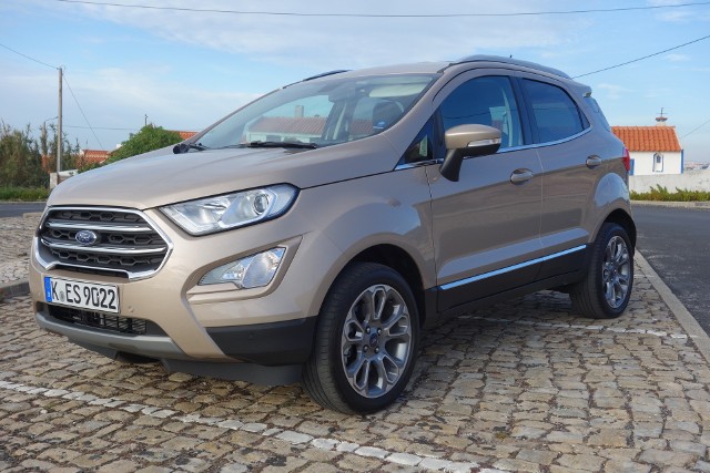 Ford EcoSport - testDo dwóch już znanych sportowo-rekreacyjnych modeli Forda tj. Kuga i Edge dołącza trzeci - EcoSport. To najmniejszy z tej trójki samochód. Długość jego pięciodrzwiowego nadwozia wynosi 4,09 m, zaś rozstaw osi ma 2,51 m. fot. Ryszard M. Perczak