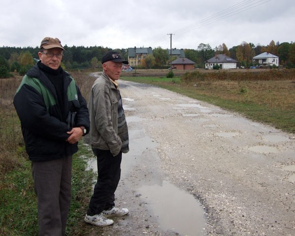 Mieszkańcy Dobrynina proszą o gruntowny remont drogi od 13 lat.