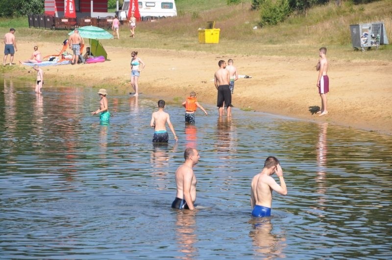 Tłumy plażowiczów nad zalewem w Jastrzębiu...