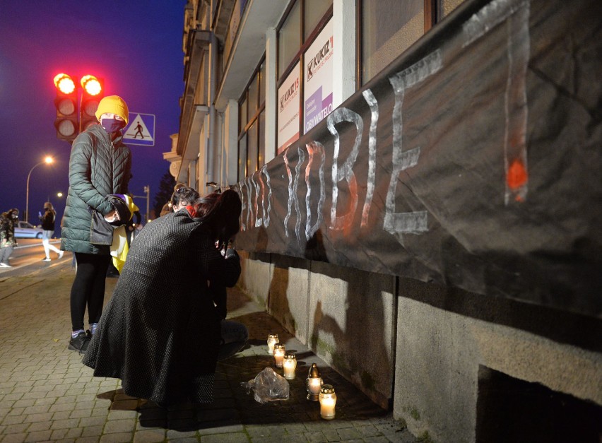 Pikieta kobiet w Przemyślu. Pod siedzibą PiS-u zapalono znicze. Interweniowała policja [ZDJĘCIA, WIDEO]