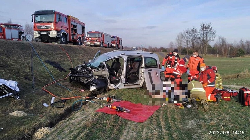 Czołowe zderzenie osobówek na obwodnicy Lubartowa. W wypadku zginął Przemysław Gąsiorowicz. Jechał na pogrzeb innego lubelskiego aktora