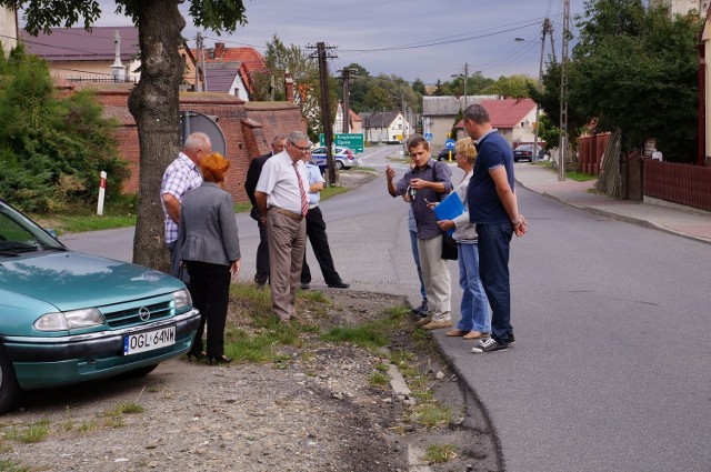 Na tej wysepce wielu kierowców jeździ pod prąd. Brakuje tez krawężników, a woda po opadach podmywa jezdnię.