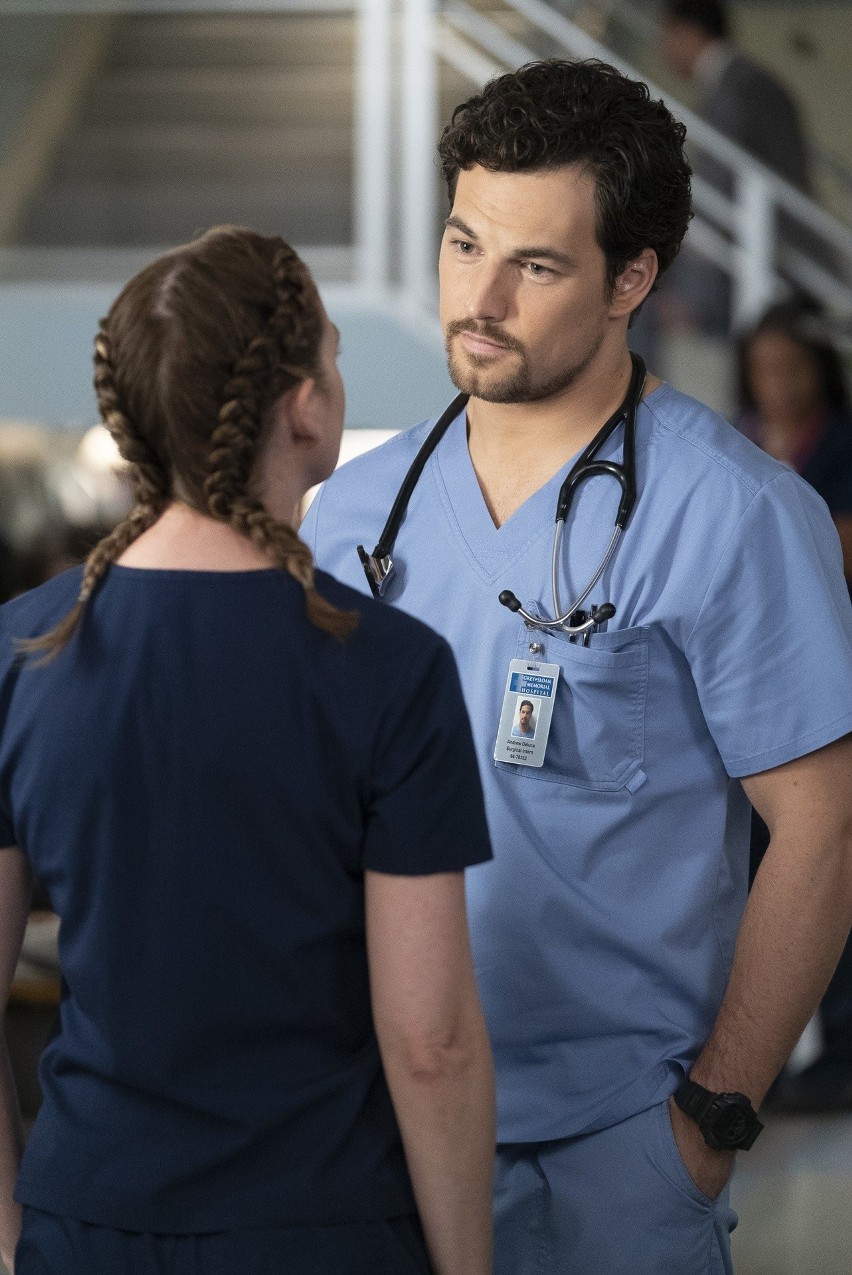"Grey’s Anatomy: Chirurdzy" sezon 15. Lekarze ze szpitala Grey Sloan Memorial wracają po przerwie! Co się wydarzy w nowych odcinkach? [POLSKA DATA PREMIERY, GDZIE OGLĄDAĆ]