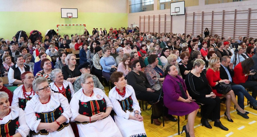 Kobiety w Łopusznie obchodziły swój dzień z Marcinem Dańcem. Były kwiaty, show kabareciarza i słodkości