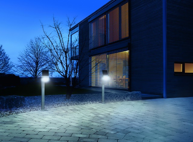 Stojące lampy zewnętrzneWspółczesne technologi pozwalają na wykorzystanie energii słonecznej do oświetlenia między innymi elewacji oraz otoczenia domu.
