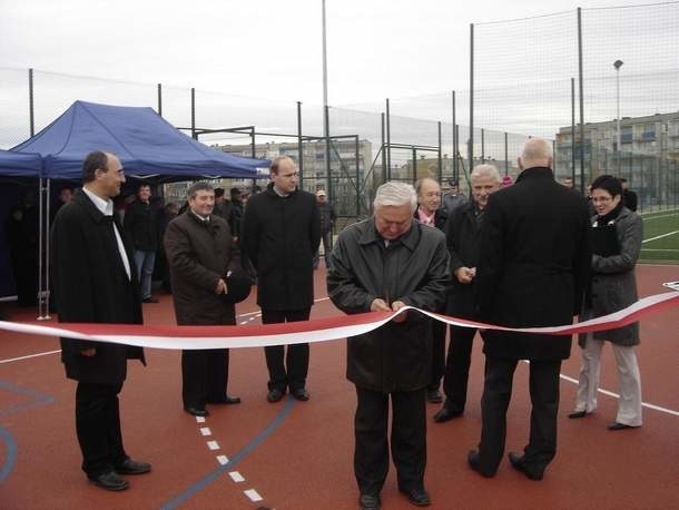 Zdzisław Jabłoński przecina wstęgę podczas otwarcia Orlika w Łapach