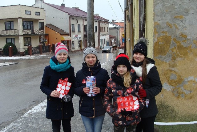 W tym roku sztab z Działoszyc grał razem z „Echem Dnia”. Uzyskał drugi wynik w powiecie – zebrał 5115 złotych. Od lewej: Weronika Kierkowska, Sylwia Nakonieczna, Dagmara Pałasz i Aleksandra Cap.