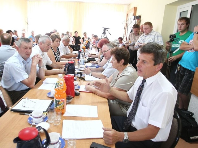 Na piątkowej sesji mieszkańcy Błędowej Zgłobieńskiej nie kryli żalu do wójta Wojciecha Wdowika (z prawej).
