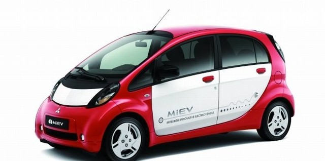 We wnętrzu elektrycznego i-MiEV jest miejsce dla czterech osób.